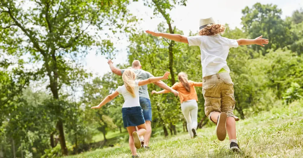 Enfants qui jouent dans la nature