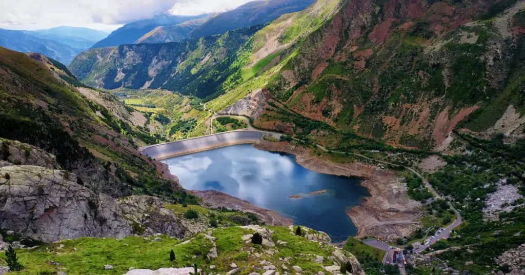 montagne avec lac pyrénnées